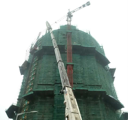社旗吊车在工地上作业